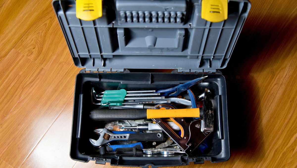Una caja de herramientas completa te puede salvar. Una caja de herramientas completa te puede salvar.