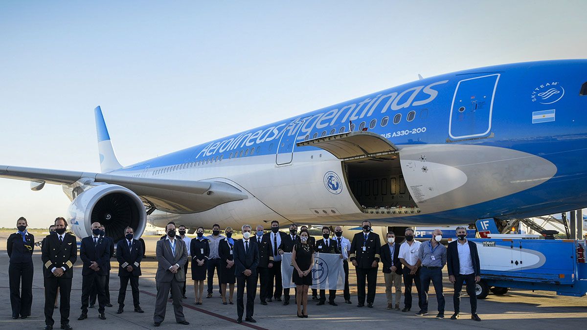 El Airbus 330 de la aerolínea de bandera salió del Aeropuerto Internacional de Ezeiza a las 19:56 con rumbo a Moscú, donde recogerá las primeras 300 mil dosis de la vacuna.