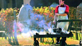 El tradicional rito de cocinar a la parrilla