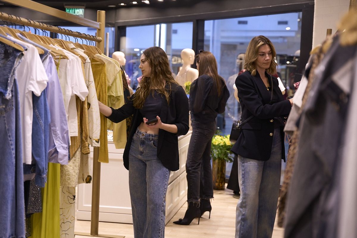 El local de Kosiuko en Mendoza Shopping presentó la colección “La Felicità”, inspirada en Sicilia, que se destaca por los colores vibrantes y las estampas exclusivas. Foto: Axel Lloret/Diario UNO. El local de Kosiuko en Mendoza Shopping presentó la colección “La Felicità”, inspirada en Sicilia, que se destaca por los colores vibrantes y las estampas exclusivas. Foto: Axel Lloret/Diario UNO.