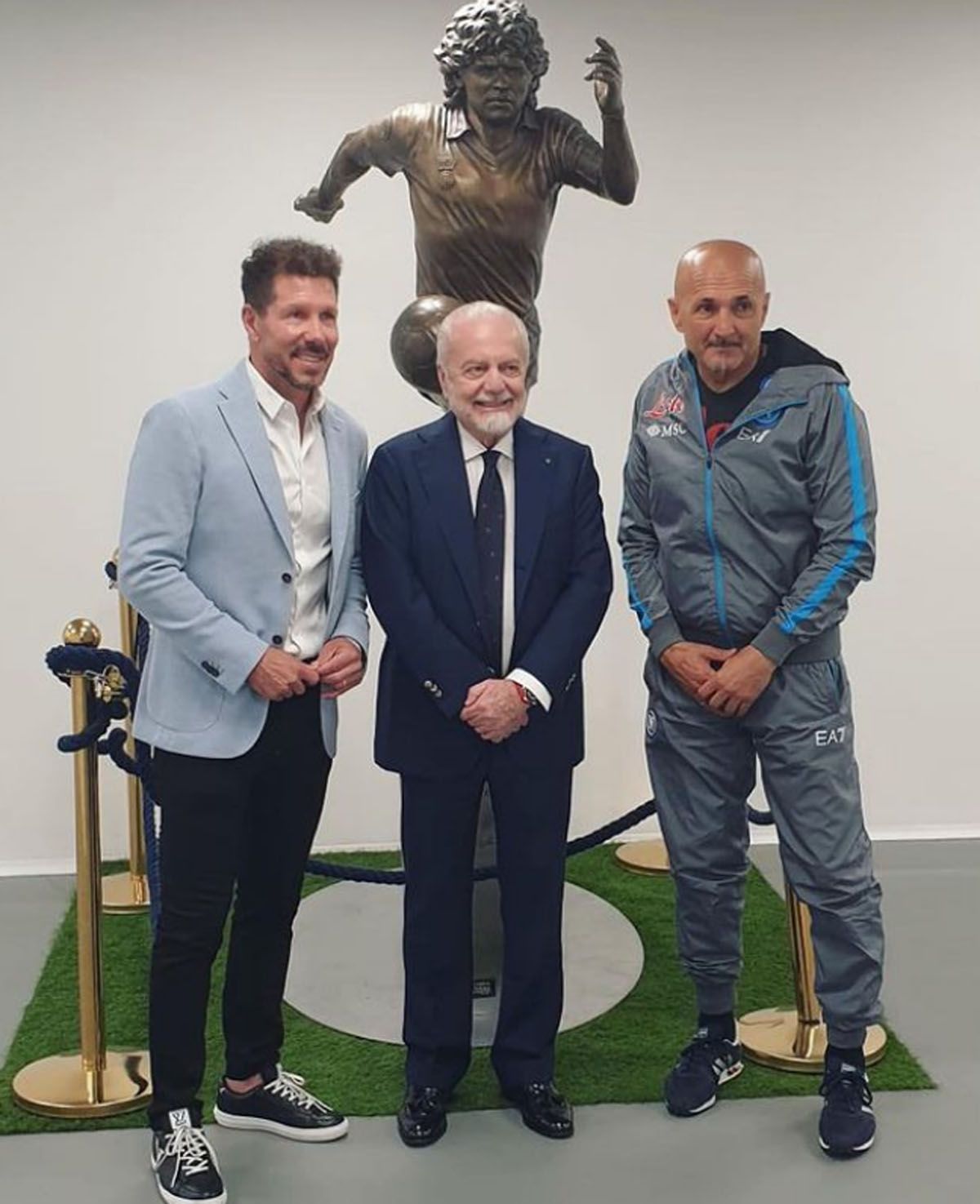 El Cholo Simeone acompañó a su hijo como invitado y posó con la estatua de Maradona