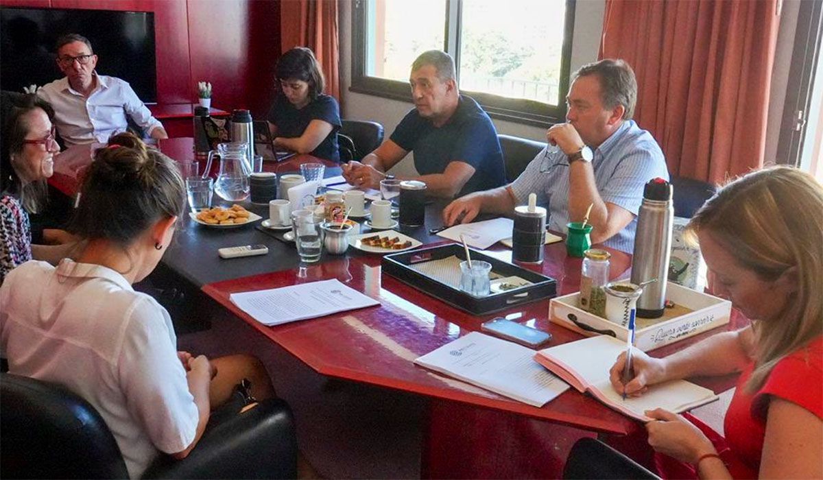 Los diputados Bermejo y Aveiro y la senadora Fernández Sagasti reunidos con profesionales de la salud mental de Mendoza que están en contra de la Ley Ómnibus. Los diputados Bermejo y Aveiro y la senadora Fernández Sagasti reunidos con profesionales de la salud mental de Mendoza que están en contra de la Ley Ómnibus.