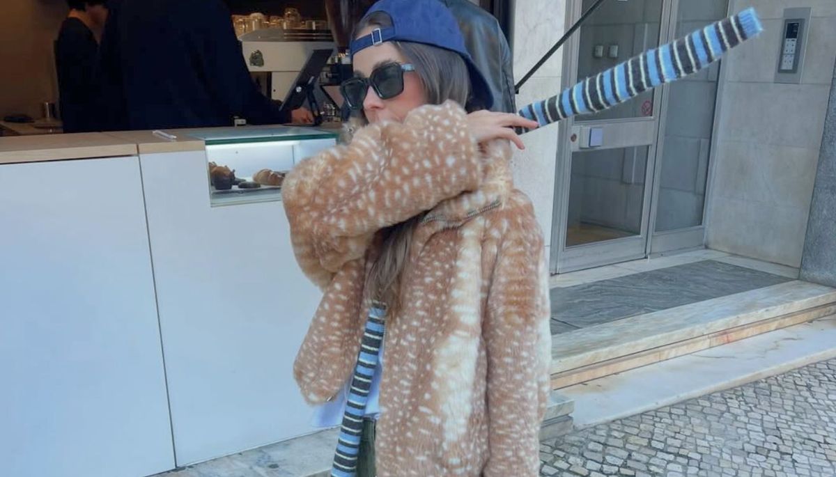 Una influencer de moda lleva un look incorporando una campera peluda con estampado bambi. Imagen: Instagram @marianacantoecastro.