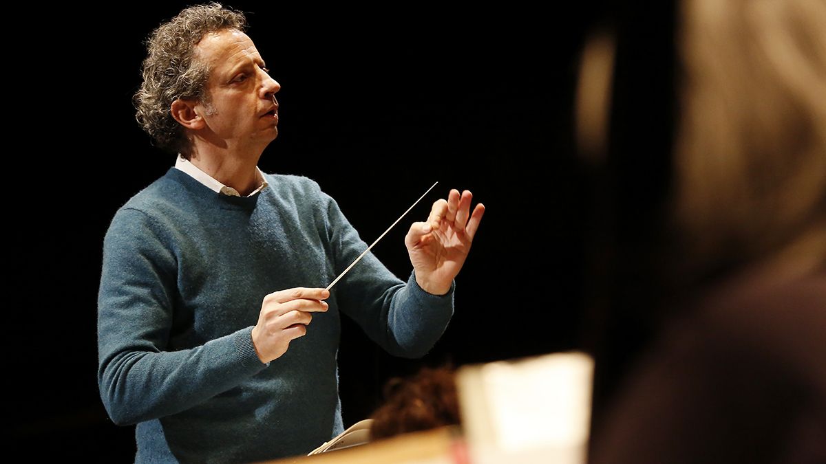 Michaël Cousteau ha recorrido el mundo dirigiendo repertorio sinfónico y operístico. Michaël Cousteau ha recorrido el mundo dirigiendo repertorio sinfónico y operístico.