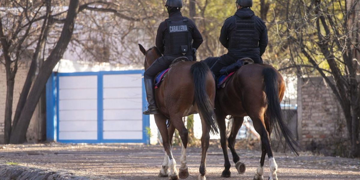 La Policía Montada detuvo a 4 adolescentes que robaron en el Parque General San Martín.