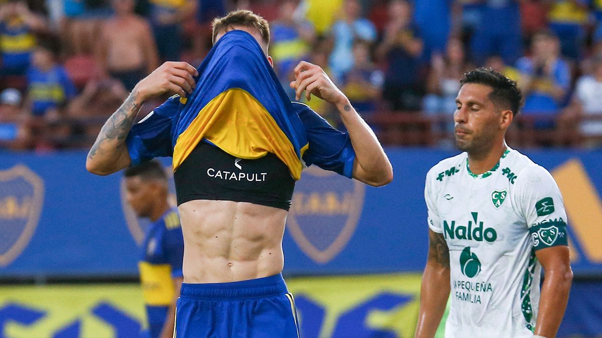 Kevin Zenón, refuerzo de Boca, se tapa la cabeza con la camiseta.