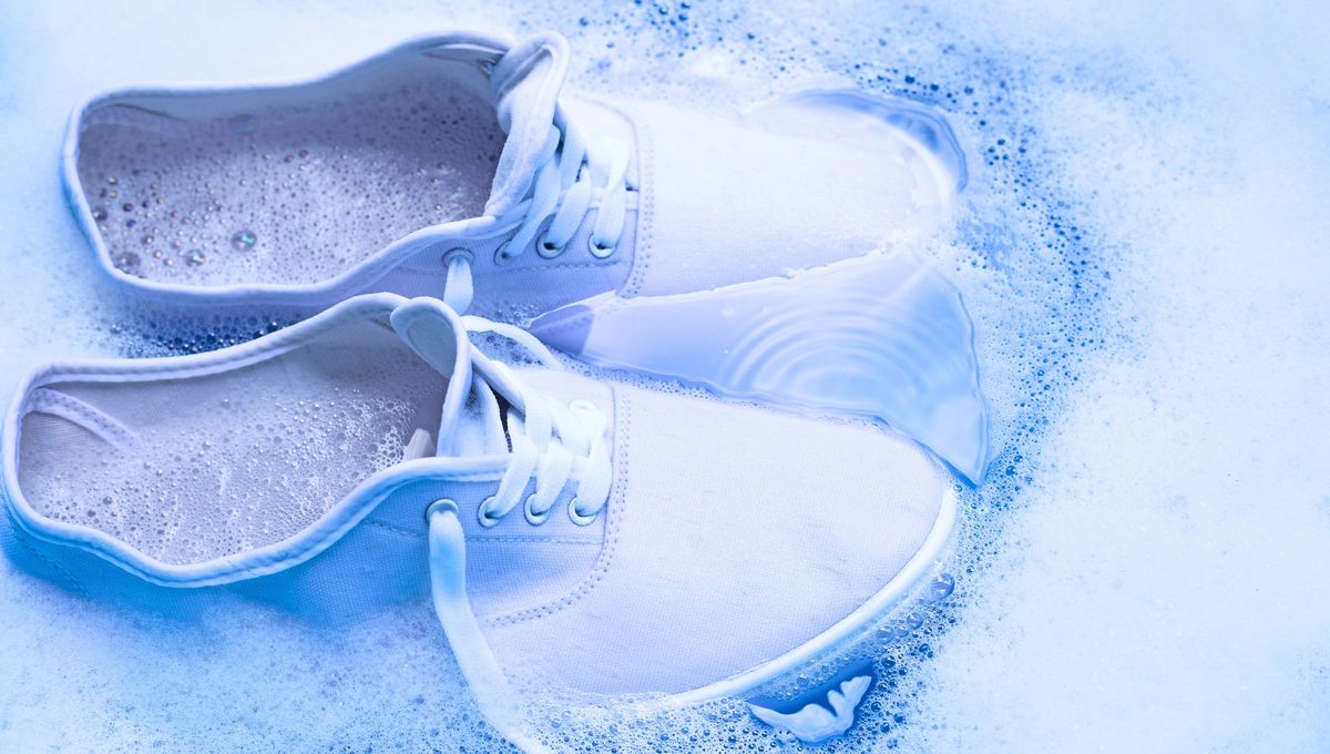 Las zapatillas blancas o de colores claros se ensucian mucho más rápido y cuesta limpiarlas por completo. Las zapatillas blancas o de colores claros se ensucian mucho más rápido y cuesta limpiarlas por completo.