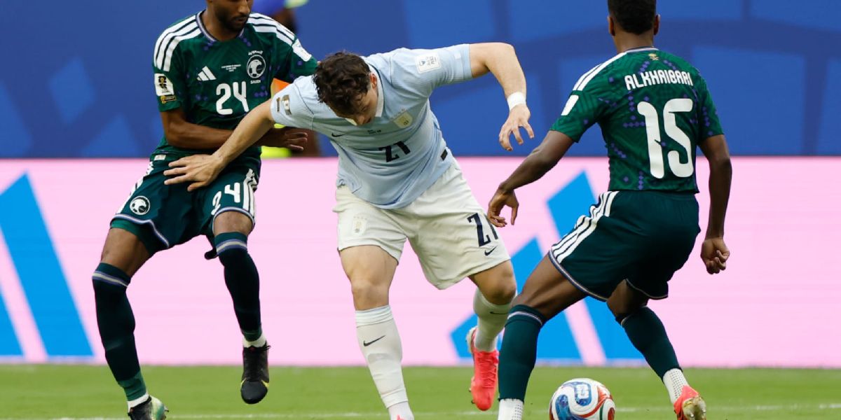 El delantero de Uruguay Federico Viñas trata de pasar ante la marca de Al Harbi (24) y Alkhaibari (15), de Arabia Saudita.