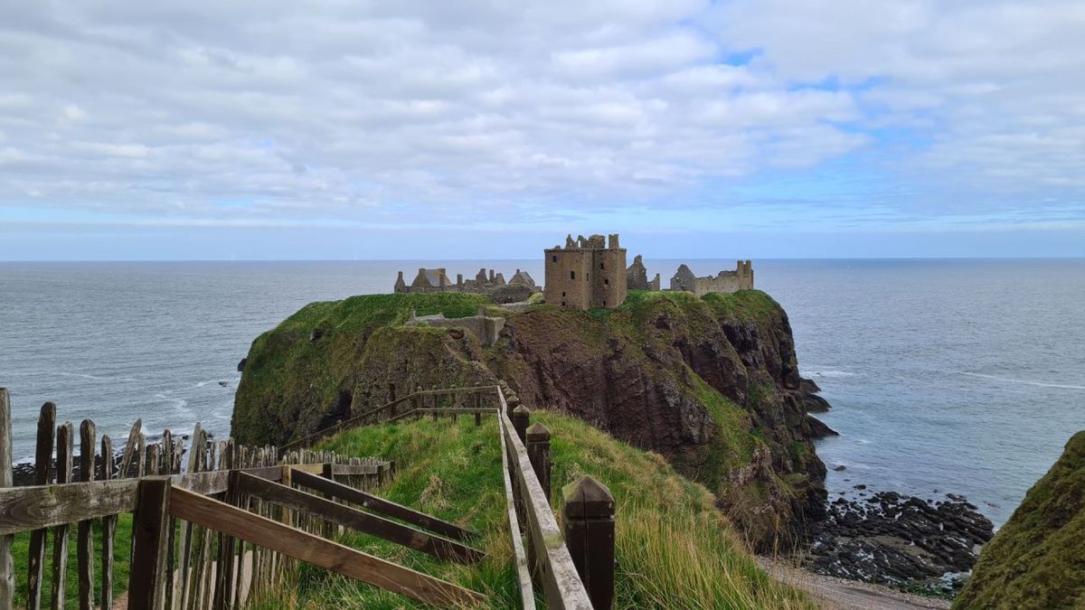 El acceso al castillo es por un estrecho camino. Imagen: Visit Scotland. El acceso al castillo es por un estrecho camino. Imagen: Visit Scotland.