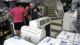 Las casas que venden aires acondicionados o ventiladores anticiparon las promociones fuera de temporada y hacen rebajas en plena ola de calor.