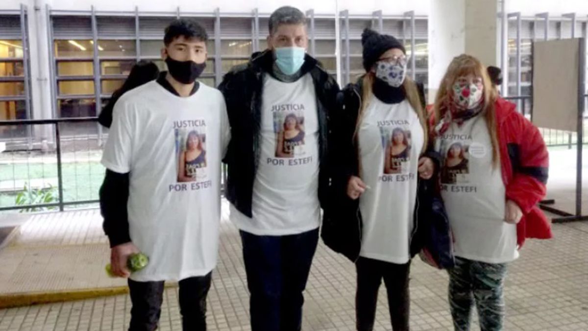 Lidia, la madre de la mujer asesinada y tres hijos de Estefanía. Todos esperan que el femicida sea condenado a prisión perpetua