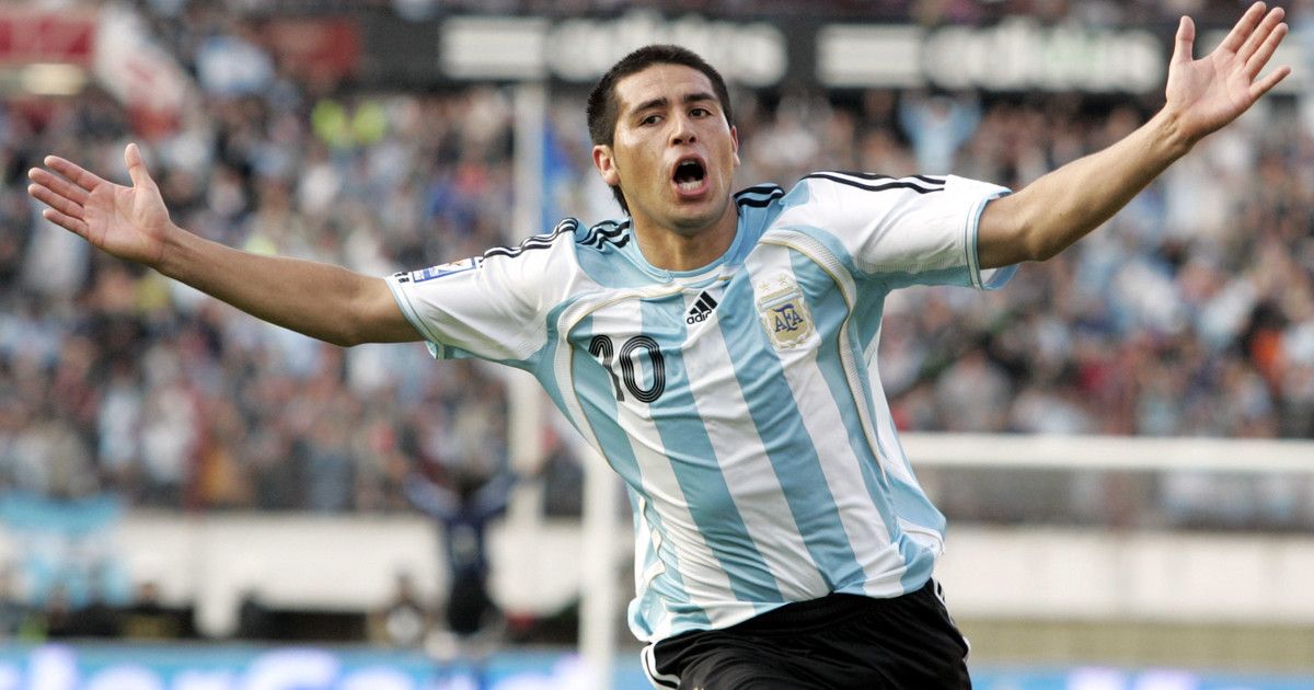 Juan Román Riquelme convirtió dos golazos frente a Chile en 2007, ambos de tiro libre.