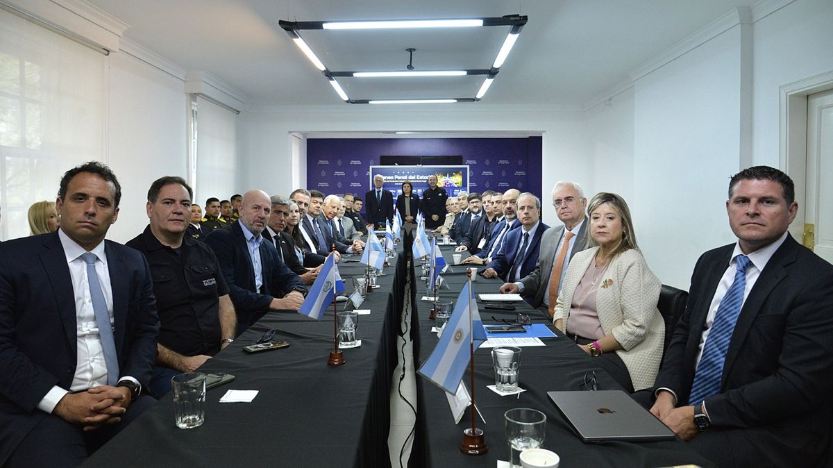 El encuentro estuvo encabezado por la ministra de Seguridad de la Nación, Patricia Bullrich, y el de Justicia, Mariano Cúneo Libarona. El encuentro estuvo encabezado por la ministra de Seguridad de la Nación, Patricia Bullrich, y el de Justicia, Mariano Cúneo Libarona.