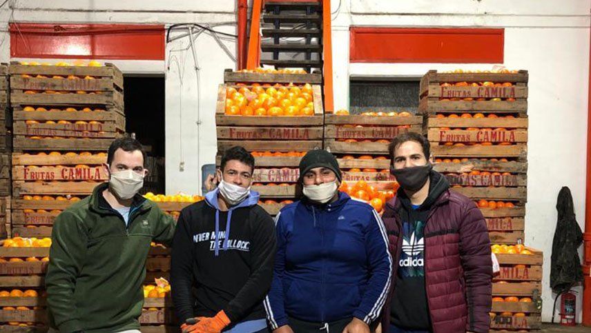 Matías Birge trabaja toda la noche en el Mercado Central de La Plata