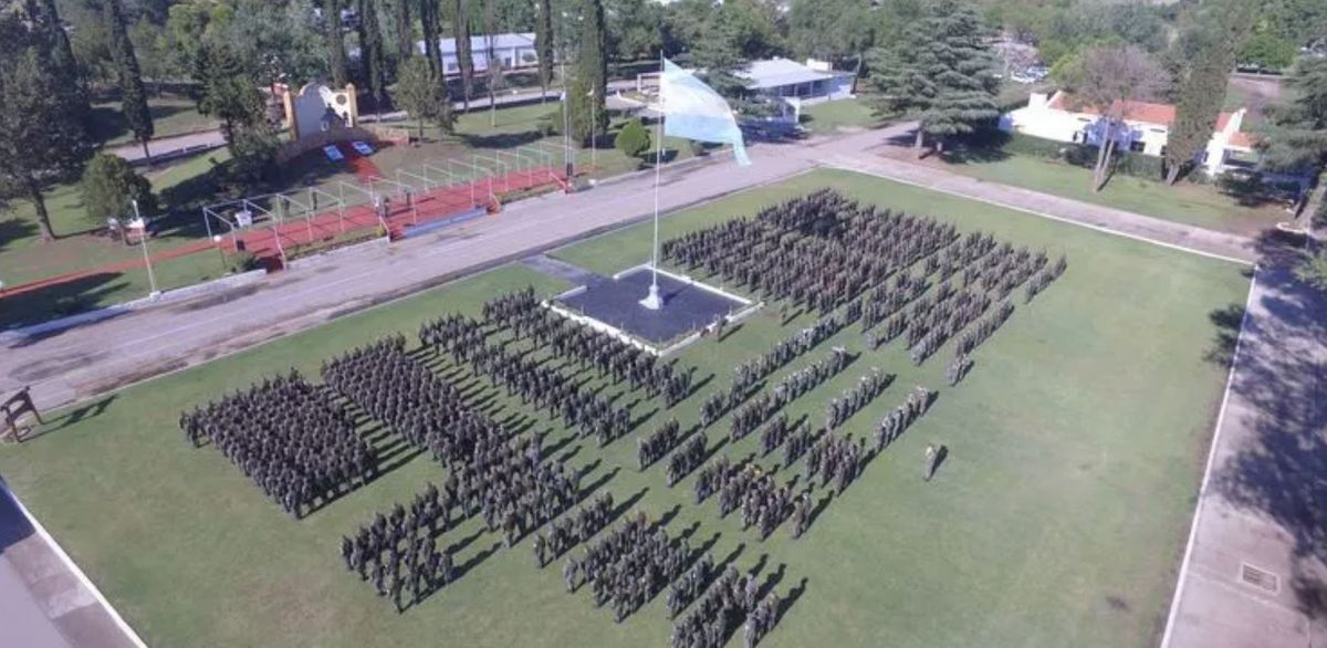 Un gendarme está acusado de hacer desnudar a aspirantes mujeres. Un gendarme está acusado de hacer desnudar a aspirantes mujeres.