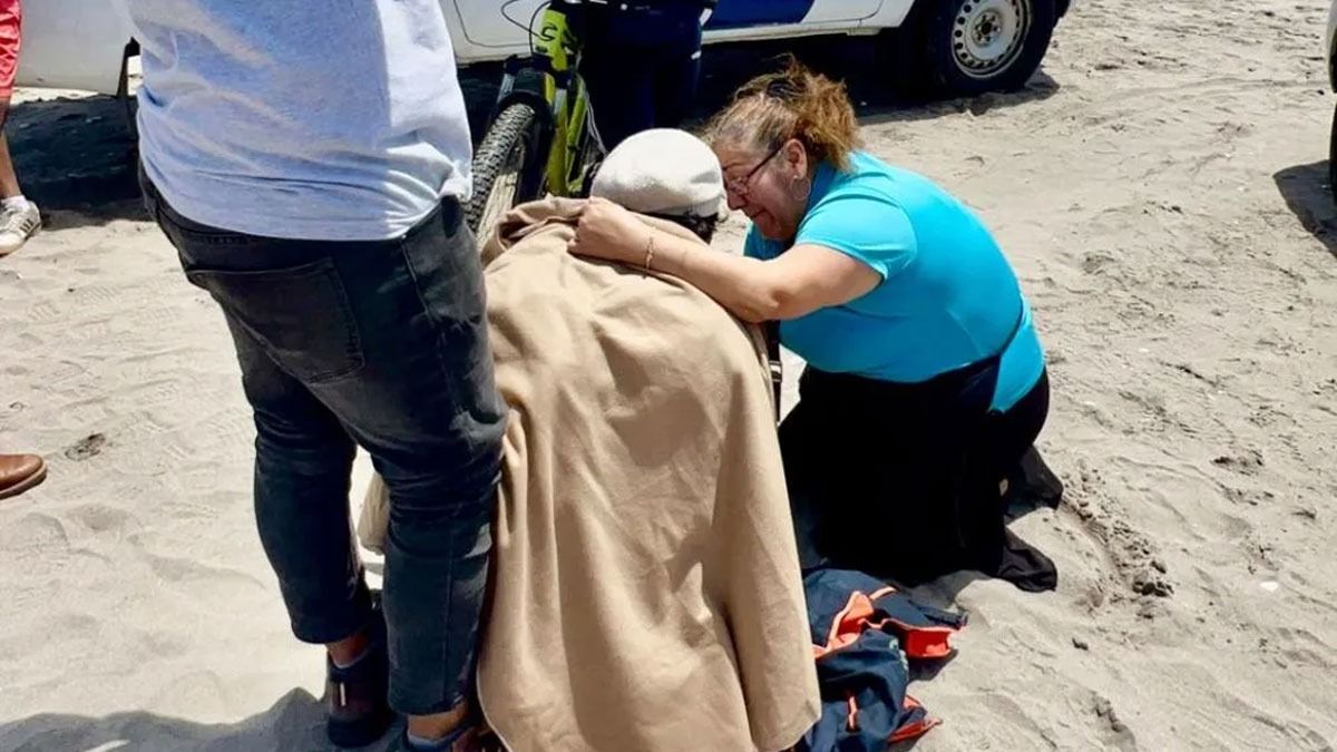 Un ciclista logró rescatar a cuatro jóvenes de los cinco que en medio del mar de la playa Cuatro Esquinas, de La Serena, en extremo peligro. Un ciclista logró rescatar a cuatro jóvenes de los cinco que en medio del mar de la playa Cuatro Esquinas, de La Serena, en extremo peligro.