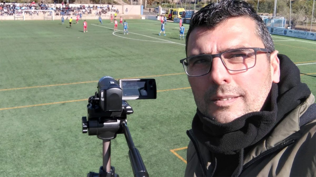 Rolando Bustos está en pleno trabajo de analista de fútbol.