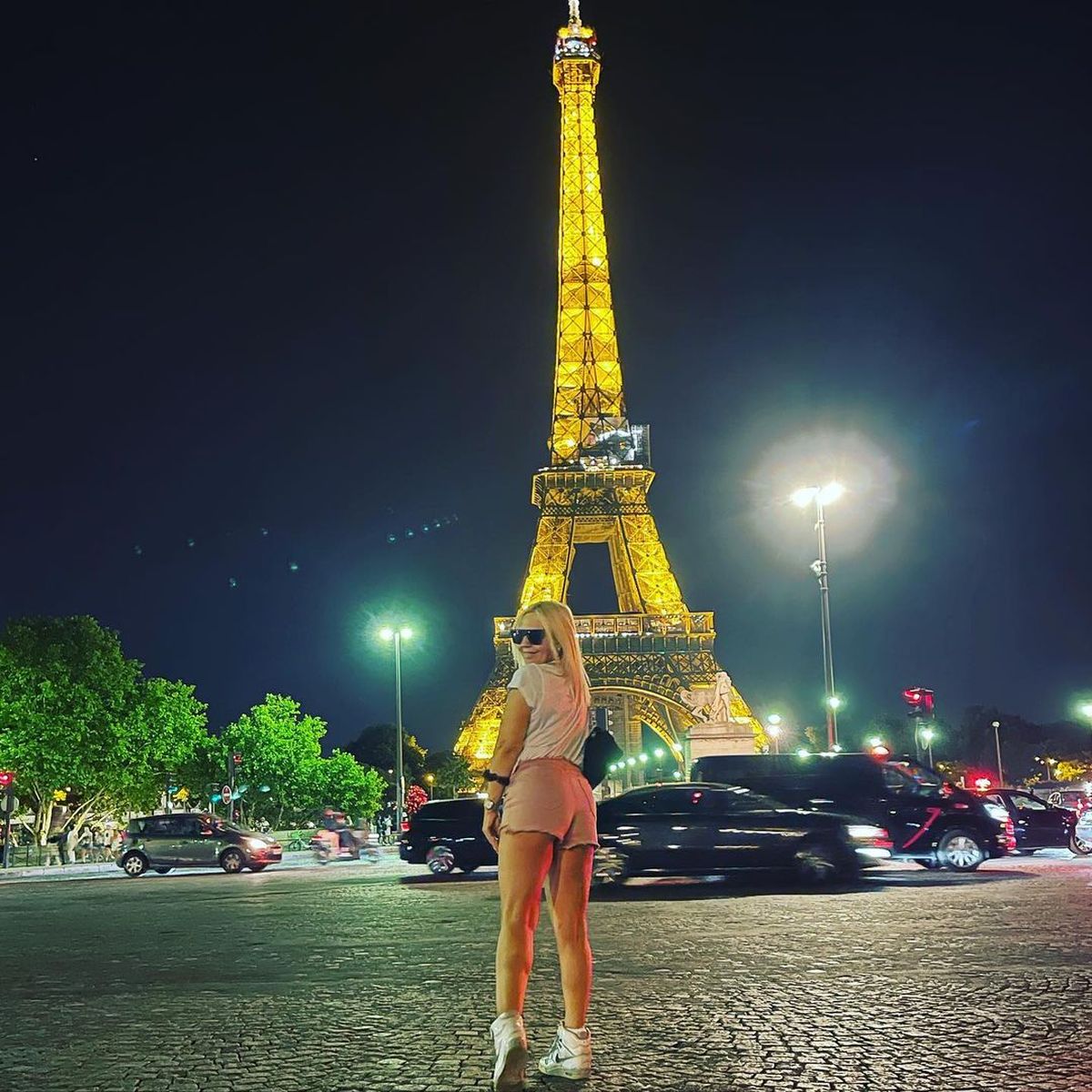 Nora Colosimo paseó en shorts, posó de espaldas y detonó las calles de París.