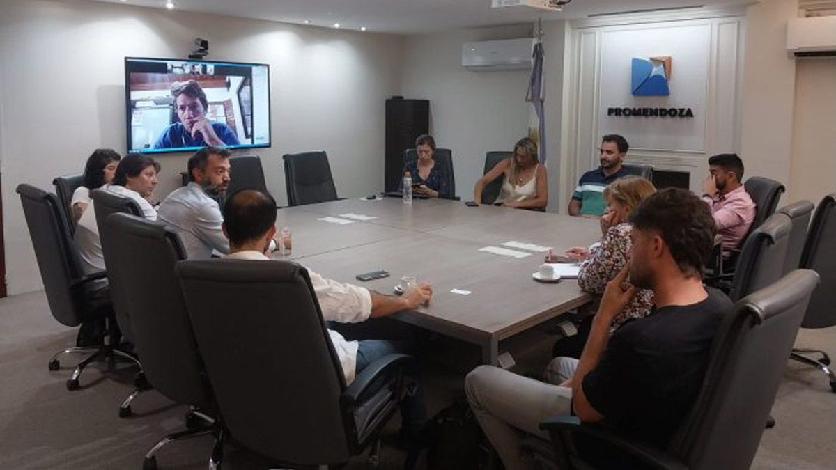 La reunión entre ProMendoza y el clúster de franquicias. La reunión entre ProMendoza y el clúster de franquicias.