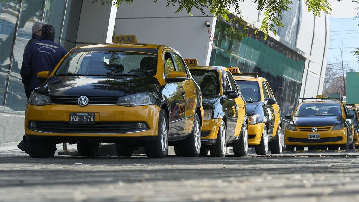 La tarifa de taxis y remises quedó desfasada y se viene un aumento. La tarifa de taxis y remises quedó desfasada y se viene un aumento.