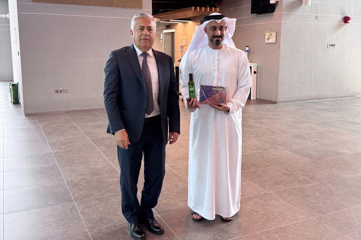 Regalos mendocinos: Alfredo Cornejo llevó de obsequio a Emiratos Árabes una botella de aceite de oliva Laur y un paquete de alfajores Havanna. Regalos mendocinos: Alfredo Cornejo llevó de obsequio a Emiratos Árabes una botella de aceite de oliva Laur y un paquete de alfajores Havanna.