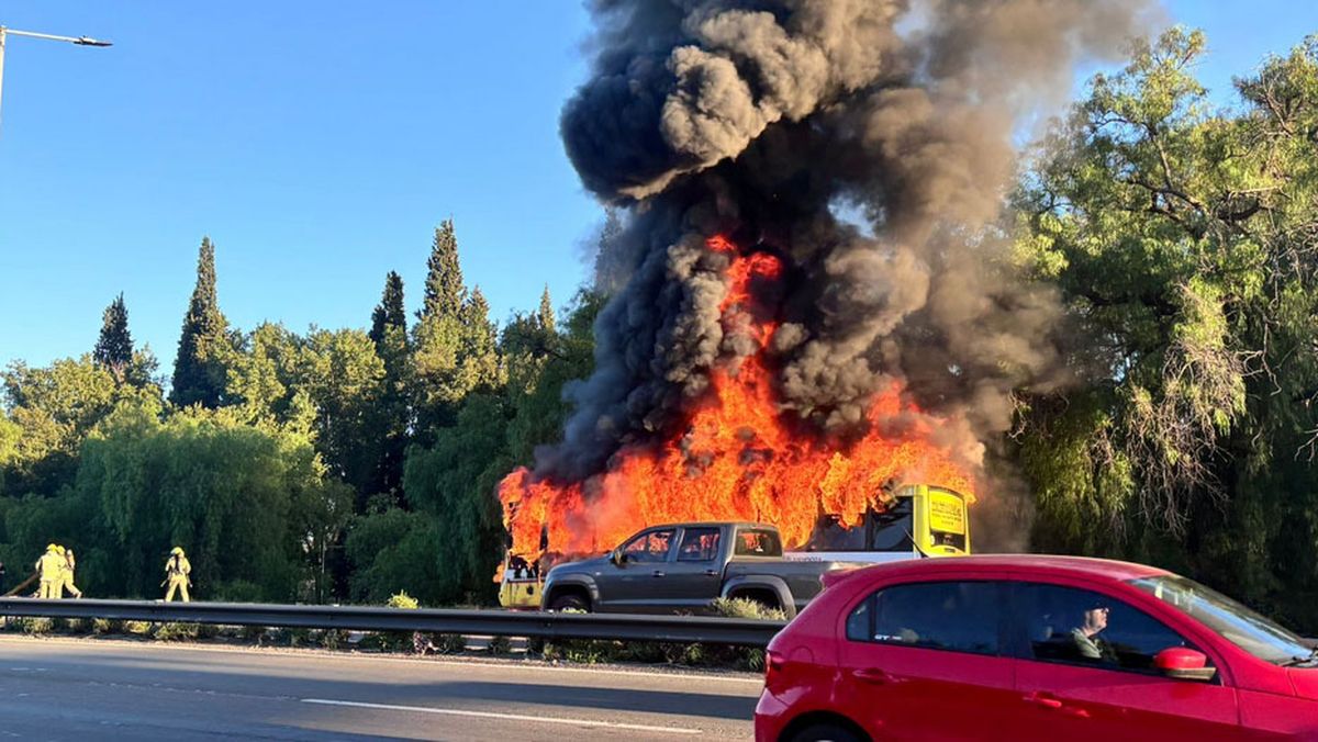 El incendio ocurri&oacute; sobre el Acceso Este a la altura de calle Arenales, de Guaymall&eacute;n.
