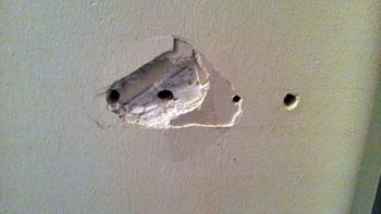Cómo tapar los agujeros viejos de la pared sin dejar marcas ni diferencias de color