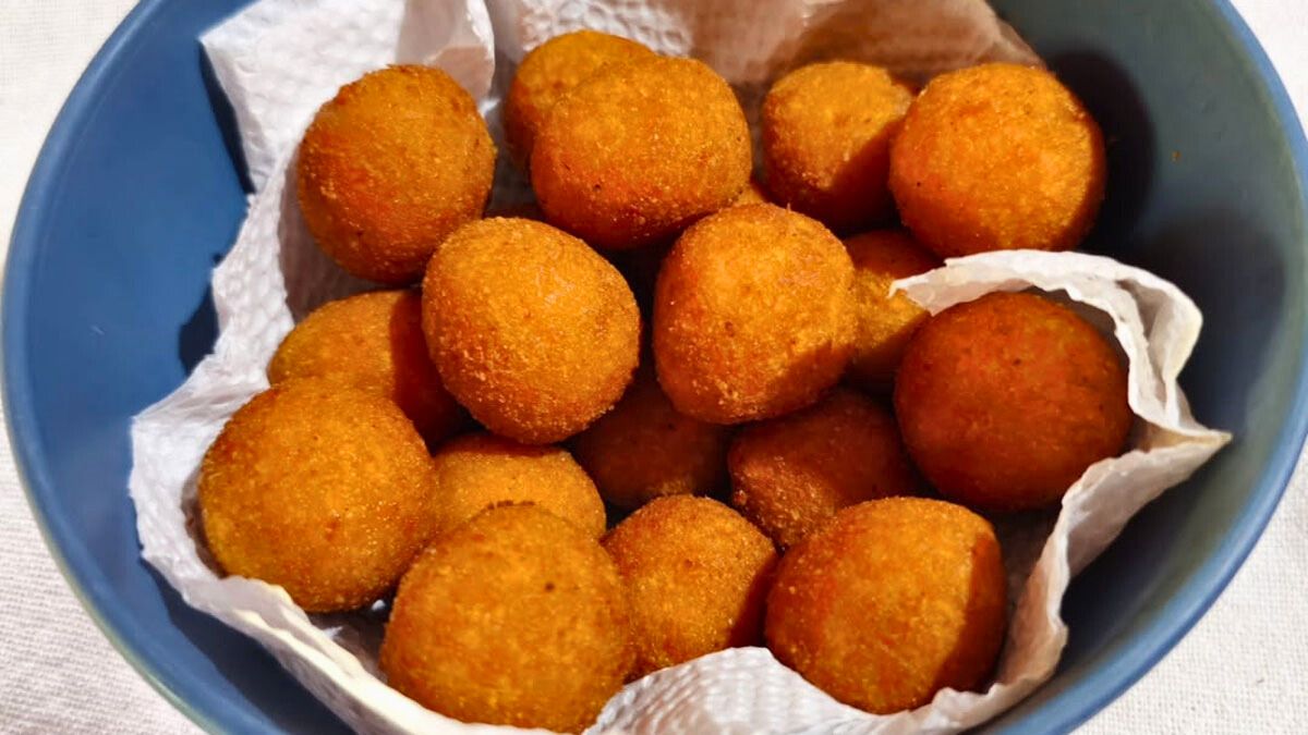 Todo el mundo puede saborear esta exquisita y clásica receta de aceitunas fritas, hechas con simples ingredientes. Todo el mundo puede saborear esta exquisita y clásica receta de aceitunas fritas, hechas con simples ingredientes.