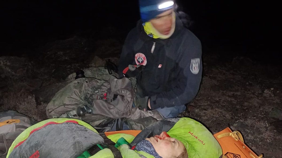 La Patrulla de Rescate asistió a la mujer herida y a los que ayudaban a bajarla del Cerro del Medio, en Vallecitos. La Patrulla de Rescate asistió a la mujer herida y a los que ayudaban a bajarla del Cerro del Medio, en Vallecitos.