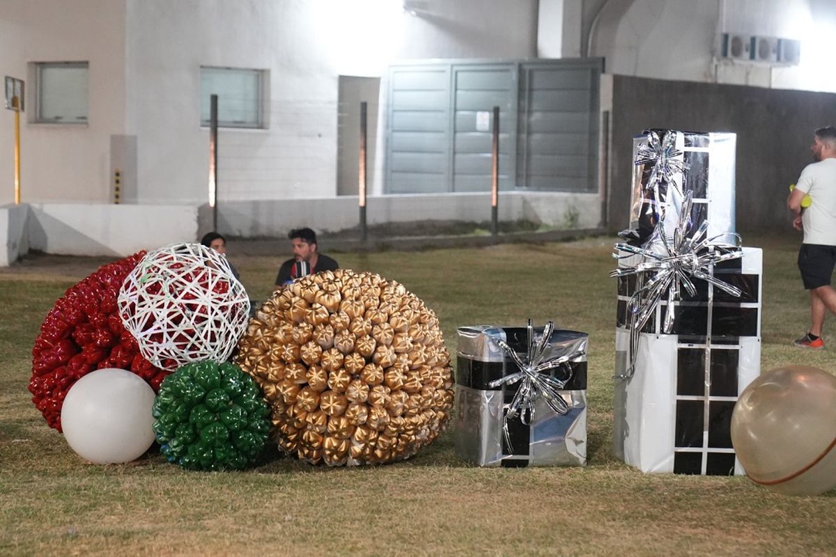 Se han construido árboles de Navidad, trineos y renos utilizando más de 3.500 botellas PET, lo que equivale a la cantidad de plástico de tres camiones de basura. Se han construido árboles de Navidad, trineos y renos utilizando más de 3.500 botellas PET, lo que equivale a la cantidad de plástico de tres camiones de basura.