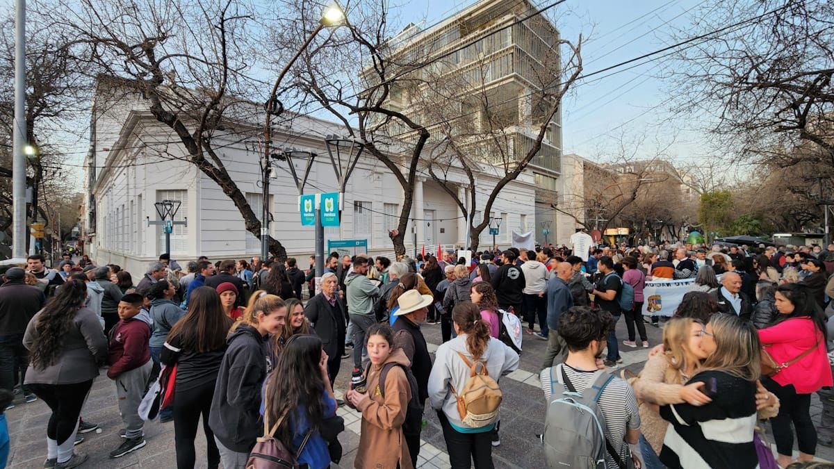 Quienes asistieron a la puerta de la Legislatura recorrieron algunos cantitos conocidos en el entorno militante, a la espera de que las causas contra Cristina se resuelvan a favor de la expresidenta.