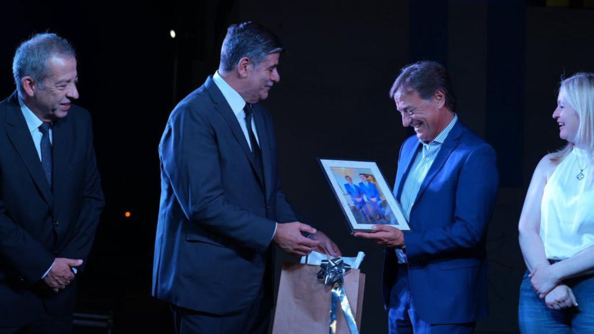 El actual intendente de Junín le entrega al senador nacional Rodolfo Suarez una foto del tiempo en que compartieron la gobernación y la vicegobernación de Mendoza.&nbsp;