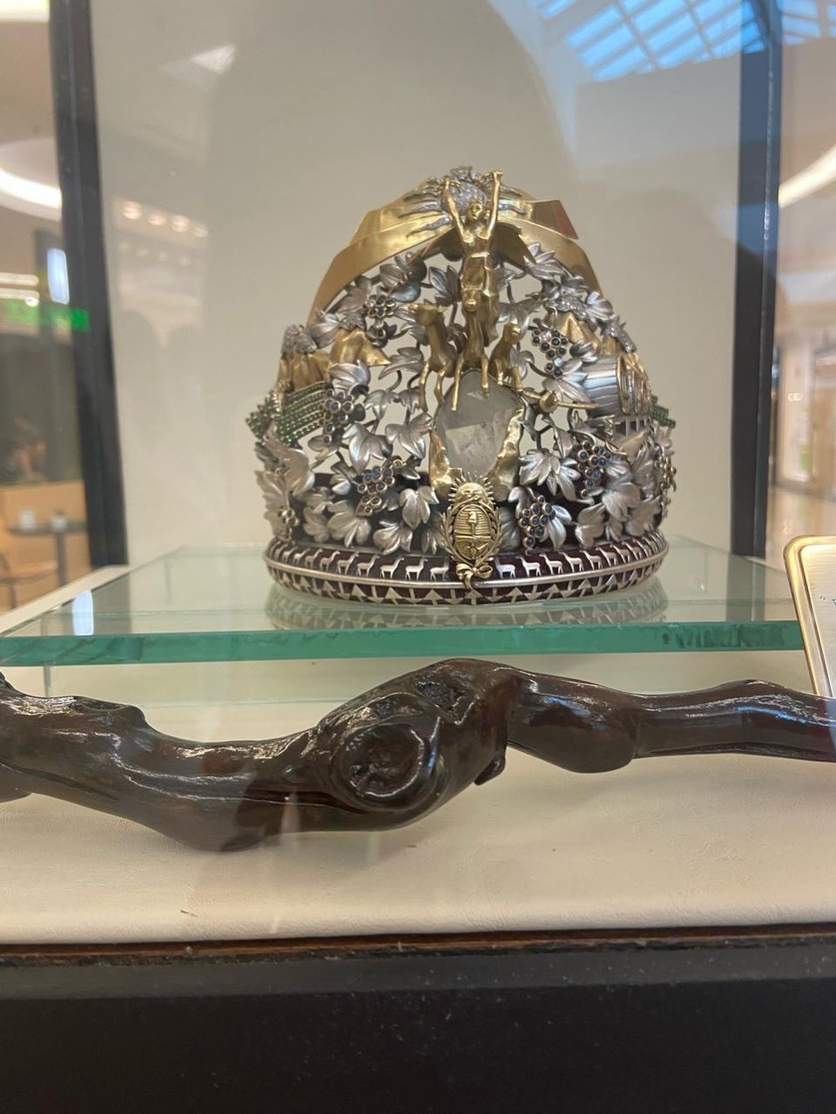 La corona que llevará la nueva reina nacional de la Vendimia, tras la coronación el próximo 8 de marzo. La joyería Vendemmia realizó la presentación, tras la restauración que se le hace todos los años. La corona que llevará la nueva reina nacional de la Vendimia, tras la coronación el próximo 8 de marzo. La joyería Vendemmia realizó la presentación, tras la restauración que se le hace todos los años.