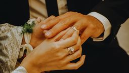 ¿Por qué los anillos de casamiento siempre se colocan en la mano izquierda?