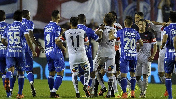 Escandaloso final: la desmedida reacción de los jugadores del Tomba