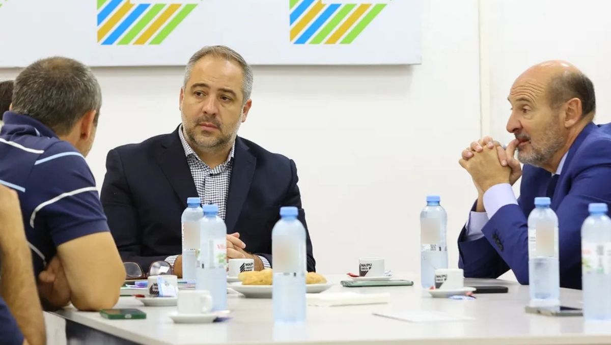 Matías Stevanato y el ministro de Producción, Rodolfo Vargas Arizu, se reunieron a primera hora para evaluar el nivel del desastre agrícola que provocó el granizo en Maipú.