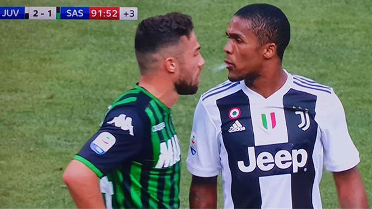 Ni la&nbsp; AFA ni la FIFA se deciden a fijar un protocolo para las escupidas y los mocos de los&nbsp; futbolistas en pandemia.&nbsp;