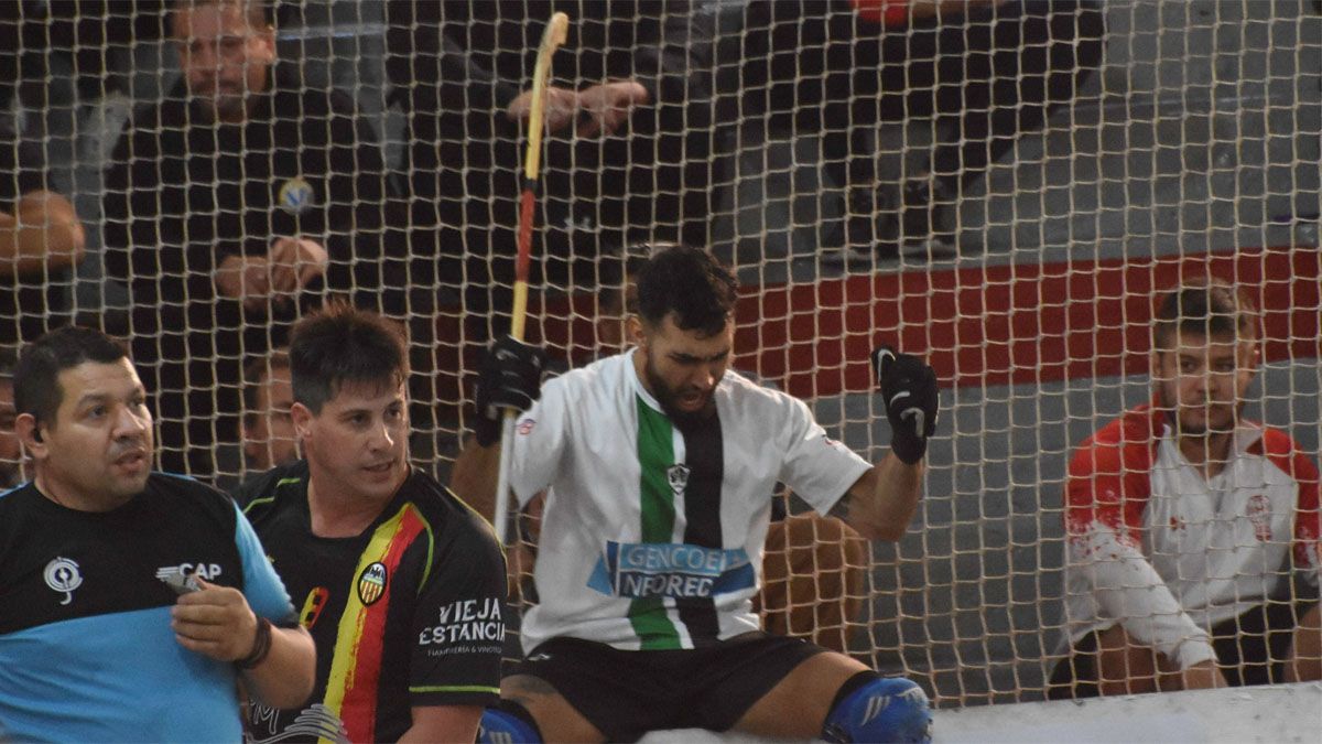 Paul Bonet, de Banco Mendoza, festeja uno de los goles ante Valenciano de San Juan, en un partido de la primera jornada del Argentino senior de hockey sobre patines.