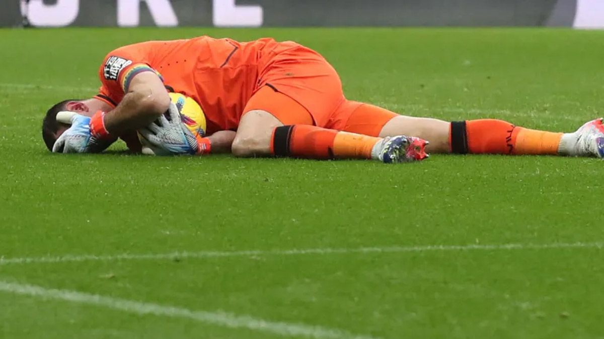 El Dibu Martínez sufrió un duro golpe en la cabeza, en el duelo entre el Aston Villa y Newcastle, encendiendo las alarmas pensando en el Mundial Qatar 2022.