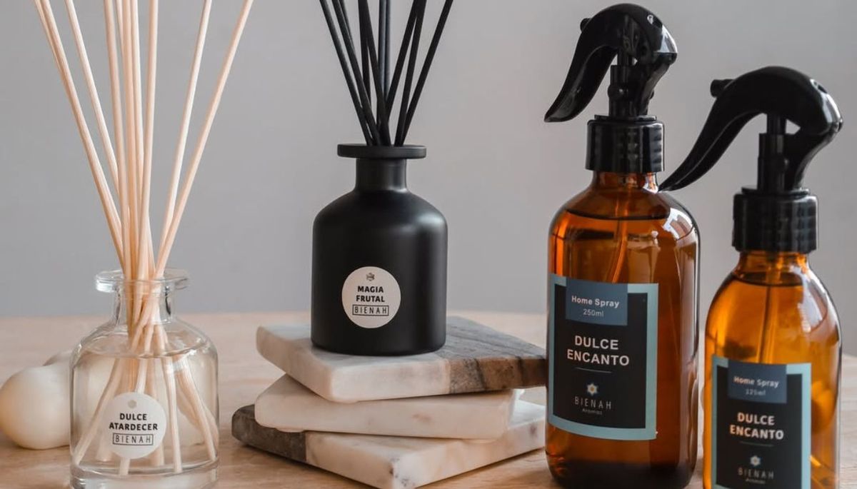 Puedes verter el perfume en un frasco con spray o en un recipiente con varillas difusoras. Puedes verter el perfume en un frasco con spray o en un recipiente con varillas difusoras.