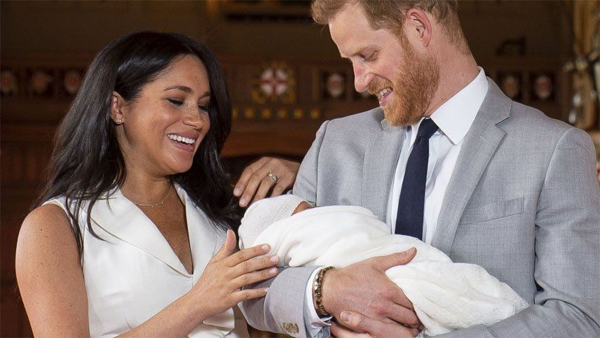 Harry y Meghan Markle junto a su primer hijo.