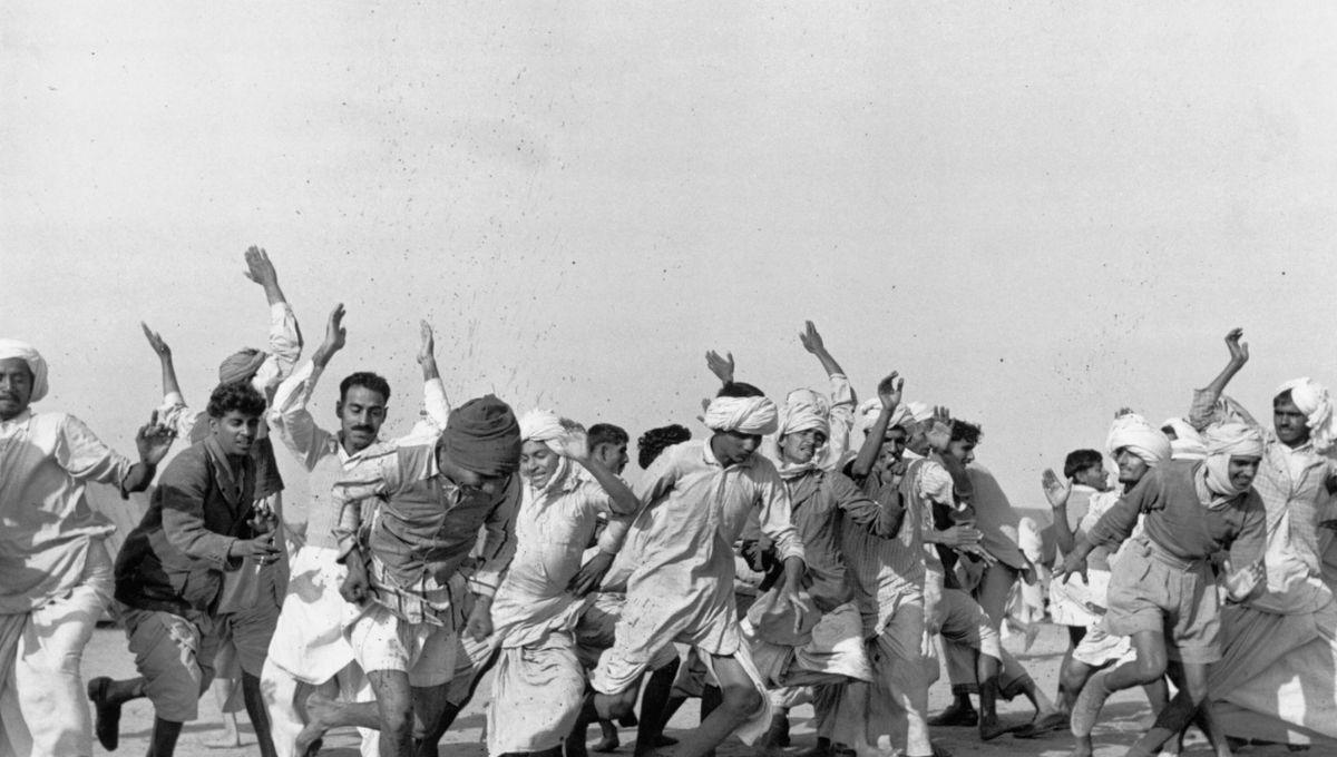 El fin del dominio colonial británico ayudo a la partición de la India en dos naciones soberanas. Sin embargo, las fronteras trazadas provocaron una mayor tensión entre diferentes grupos religiosos. El fin del dominio colonial británico ayudo a la partición de la India en dos naciones soberanas. Sin embargo, las fronteras trazadas provocaron una mayor tensión entre diferentes grupos religiosos.