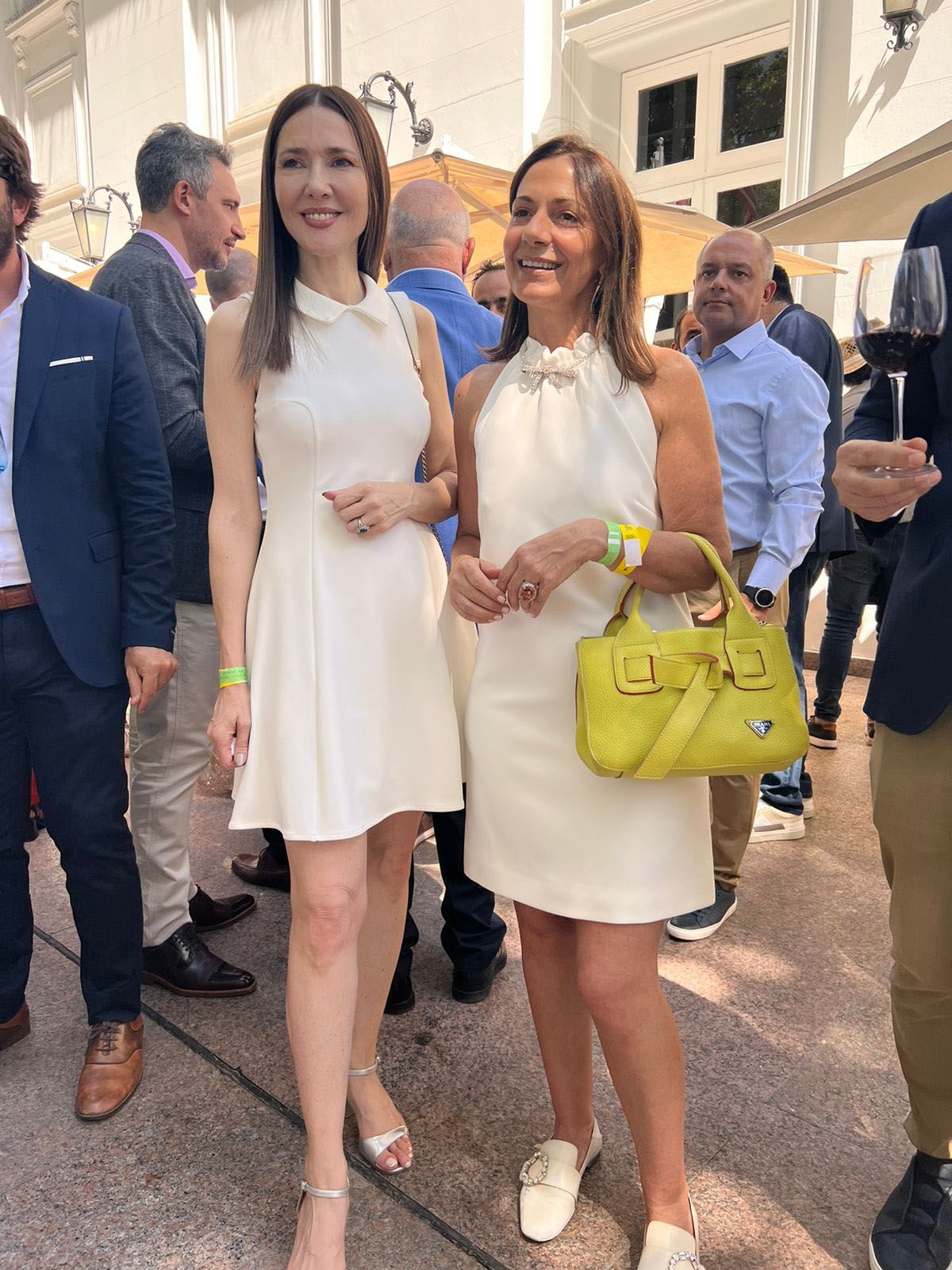 La periodista Cristina Pérez y la cantante Verónica Cangemi optaron por un sábado con vestido midi natural.