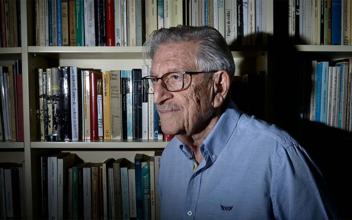 Abrasha con sus libros. Foto de Convivimos Digital. Abrasha con sus libros. Foto de Convivimos Digital.