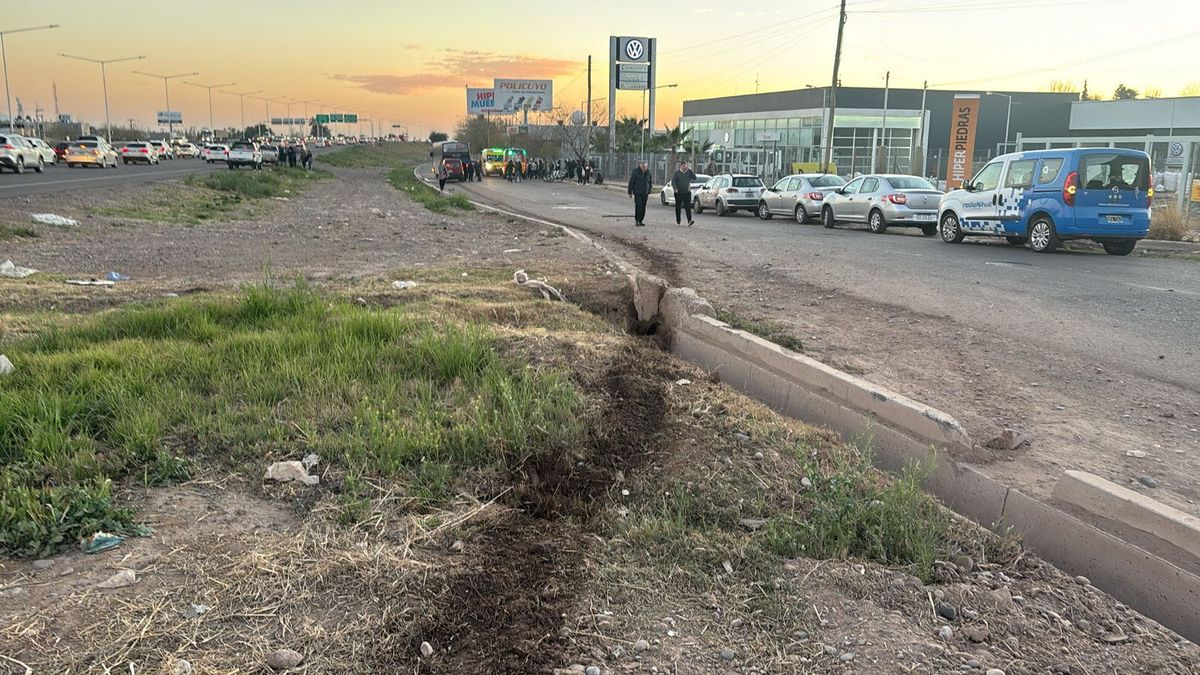 Luego de atravesar el separador, el micro del accidente terminó en la lateral este del Acceso Sur. Luego de atravesar el separador, el micro del accidente terminó en la lateral este del Acceso Sur.
