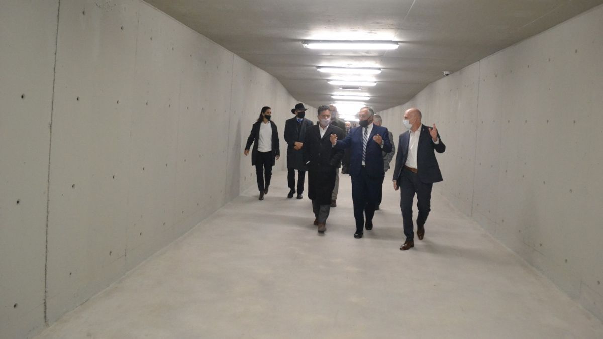 La recorrida por el túnel que conecta en centro de detención con las salas de audiencias del nuevo Polo Judicial.