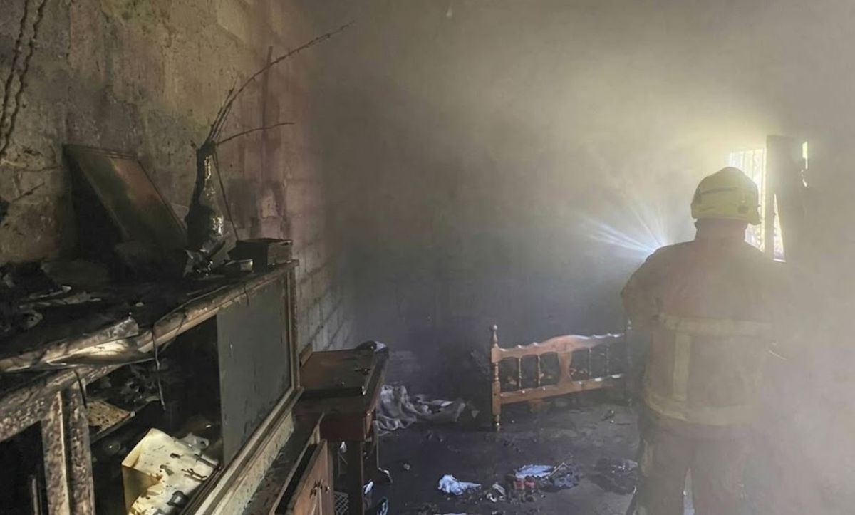 El fuego provocó pérdidas totales. Foto editada con IA: gentileza El Tribuno&nbsp;