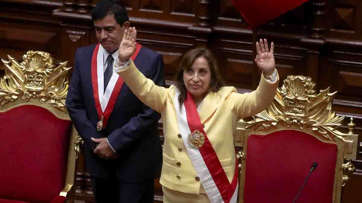 Dina Boluarte juró como presidenta de Perú este mismos miércoles tras ser destituido Pedro Castillo.