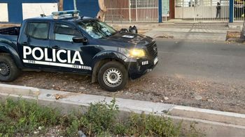 ¿Mamá, instigadora? Un alumno y su madre en problemas por llevar un arma de juguete a la escuela ¿Mamá, instigadora? Un alumno y su madre en problemas por llevar un arma de juguete a la escuela