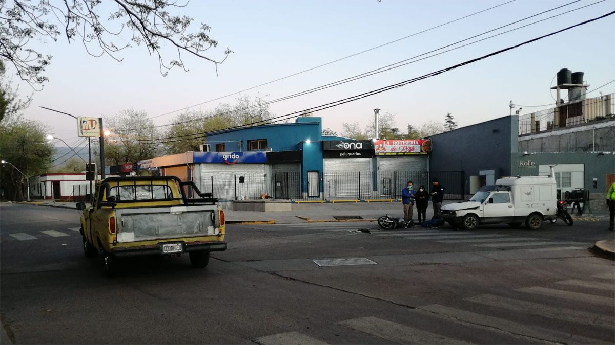 Una camioneta Ford habría provocado el accidente al no respetar un disco PARE.